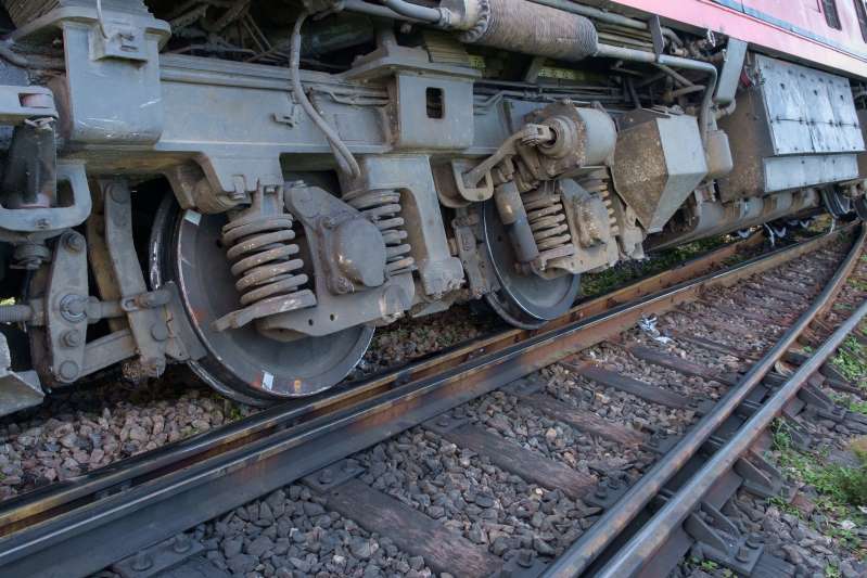 new-delhi-bound-poorva-express-derails-near-kanpur,-5-injured